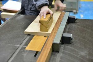 厚屋根通三社宮屋根の加工