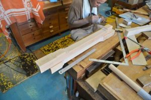 特注の棚板製作中