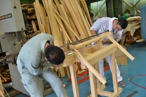 神明宮の屋根組立