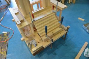 神明宮の階段の取付