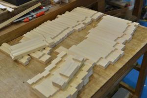 板屋根違い三社宮（大）の御扉加工