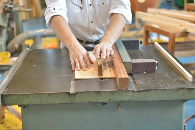 厚屋根一社宮の屋根板加工